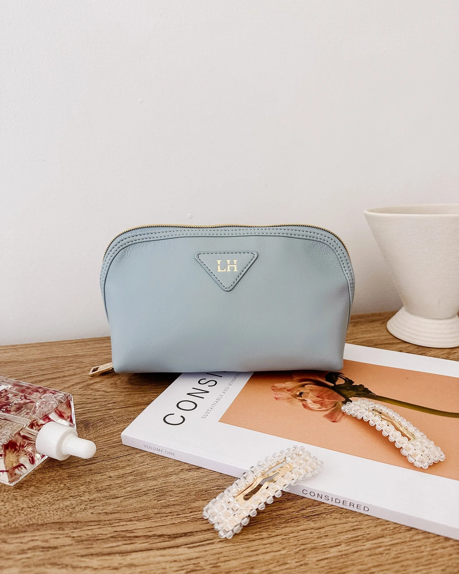 GRETA MAKEUP BAG DUSTY BLUE